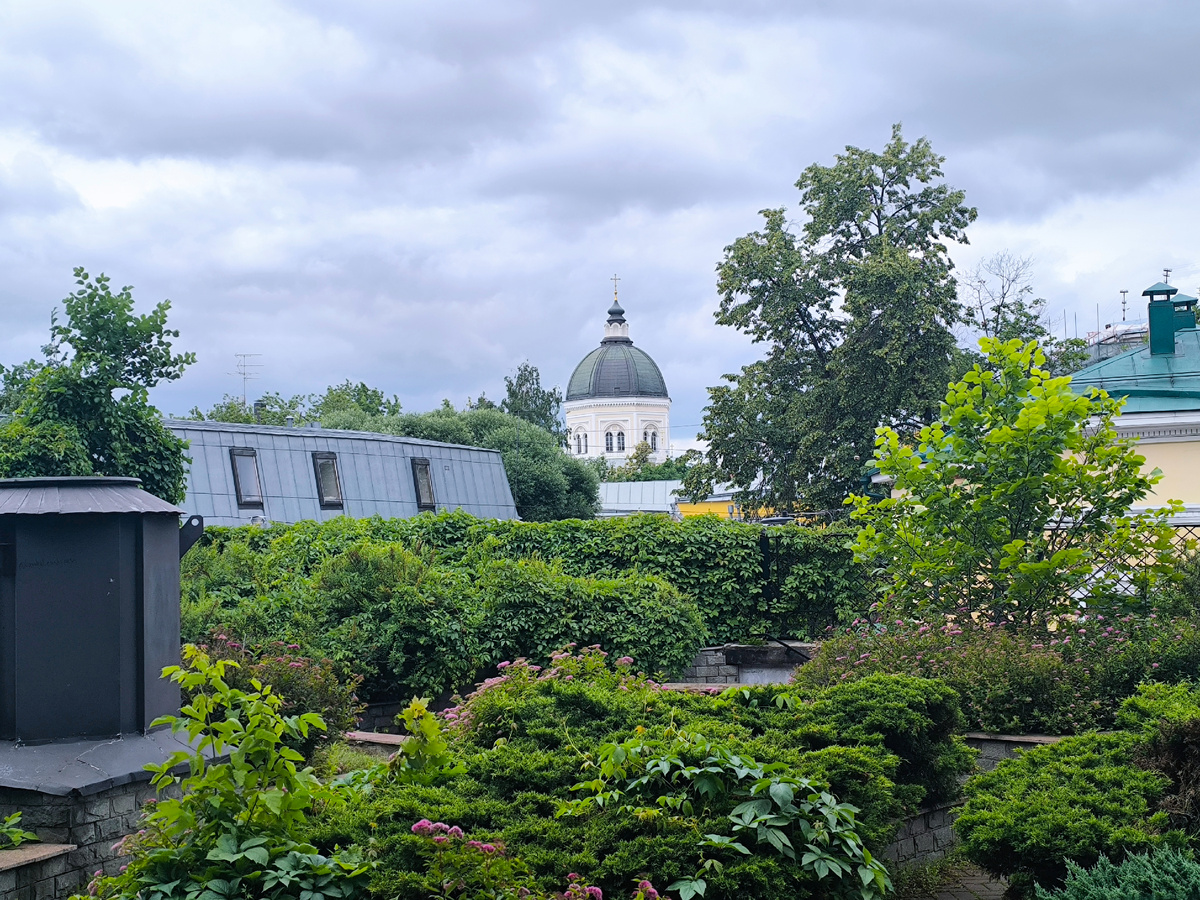 Морозовский сад: вид на Собор Усекновения главы Иоанна Предтечи в Иоанно-Предтеченском женском монастыре. Все фото автора статьи.