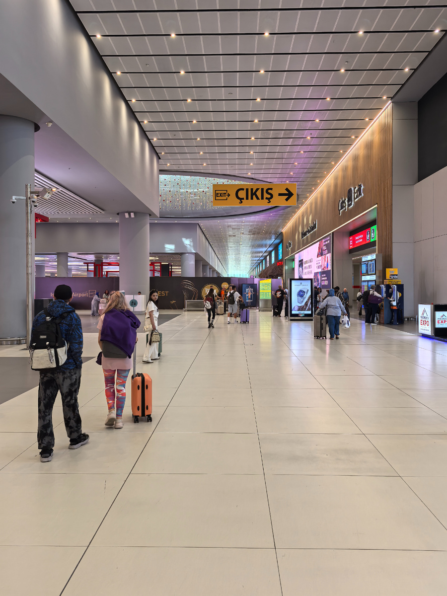 Выход из зала выдачи багажа