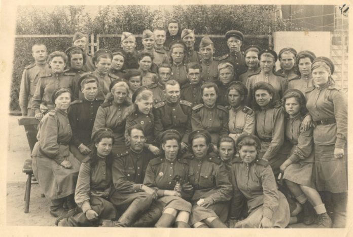 732-й зенитно-артиллерийский полк, 49-й прожекторный батальон, май 1945 года. З. Кудряшова – в первом ряду крайняя слева