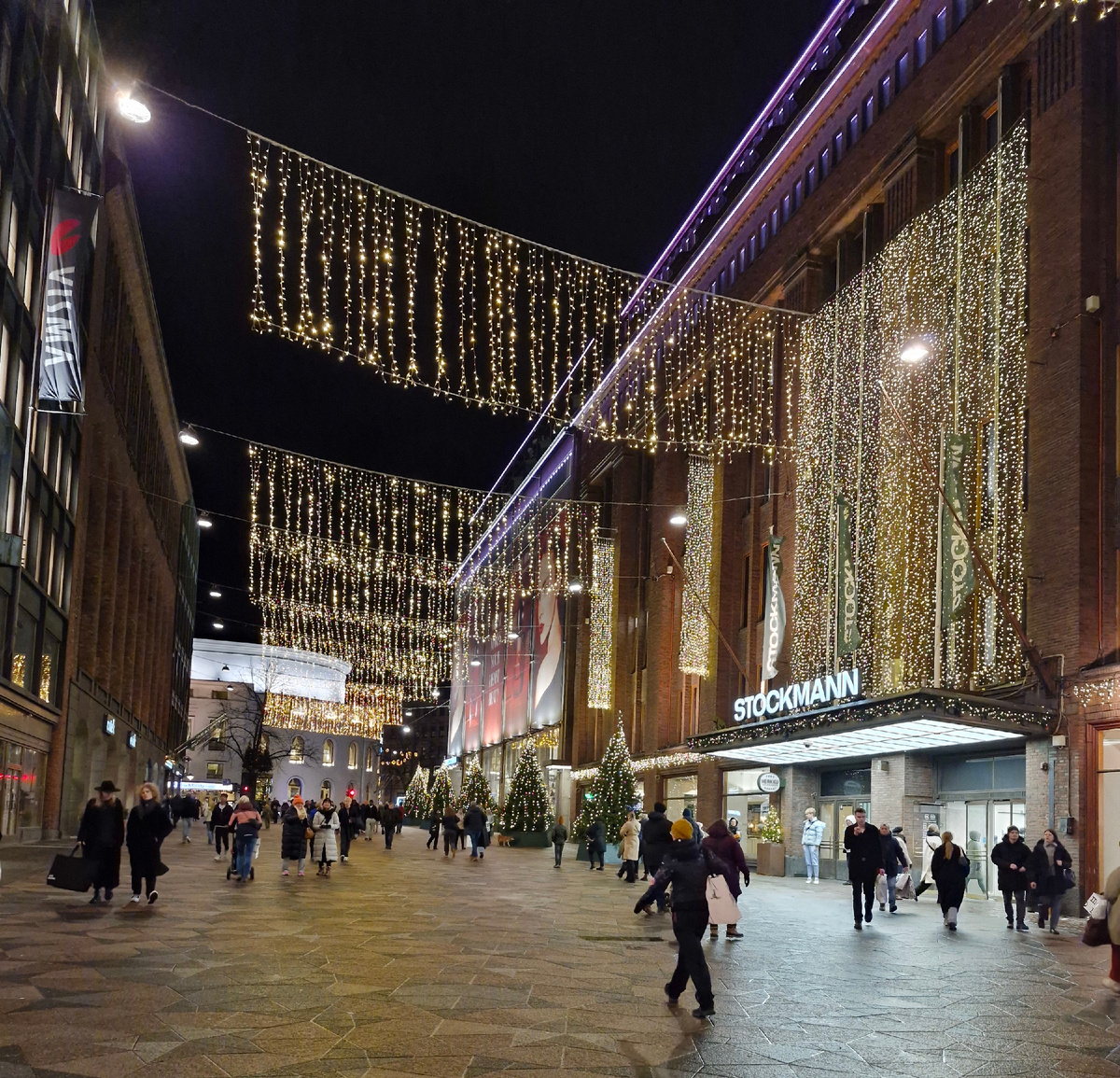 К началу декабря город уже в праздничной иллюминации