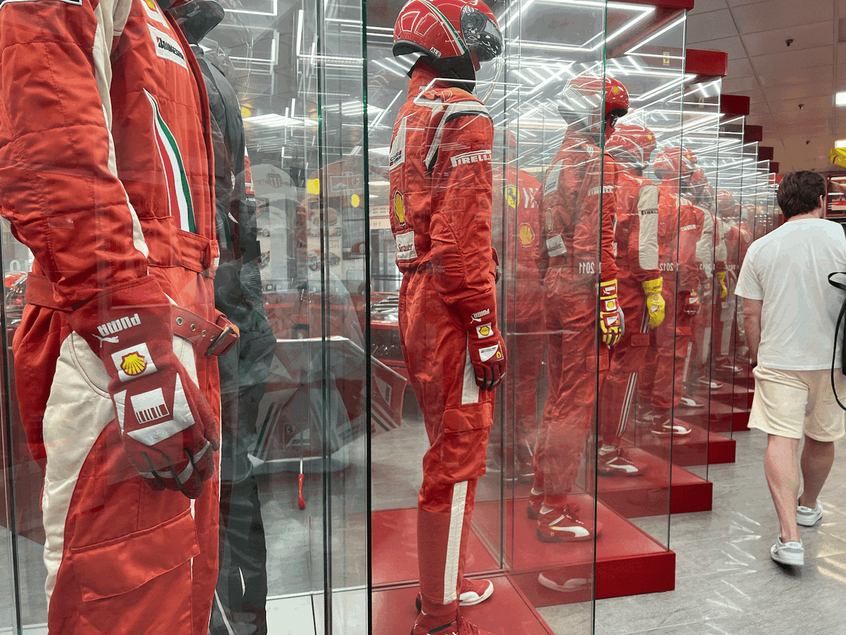 Кроме машин тут много интересного. Например, можно вживую посмотреть на защитные гоночные комбинезоны и на то, как они менялись со временем