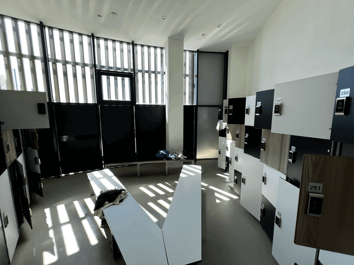 Вот такая вот раздевалка, тут же можно оставить вещи под замком