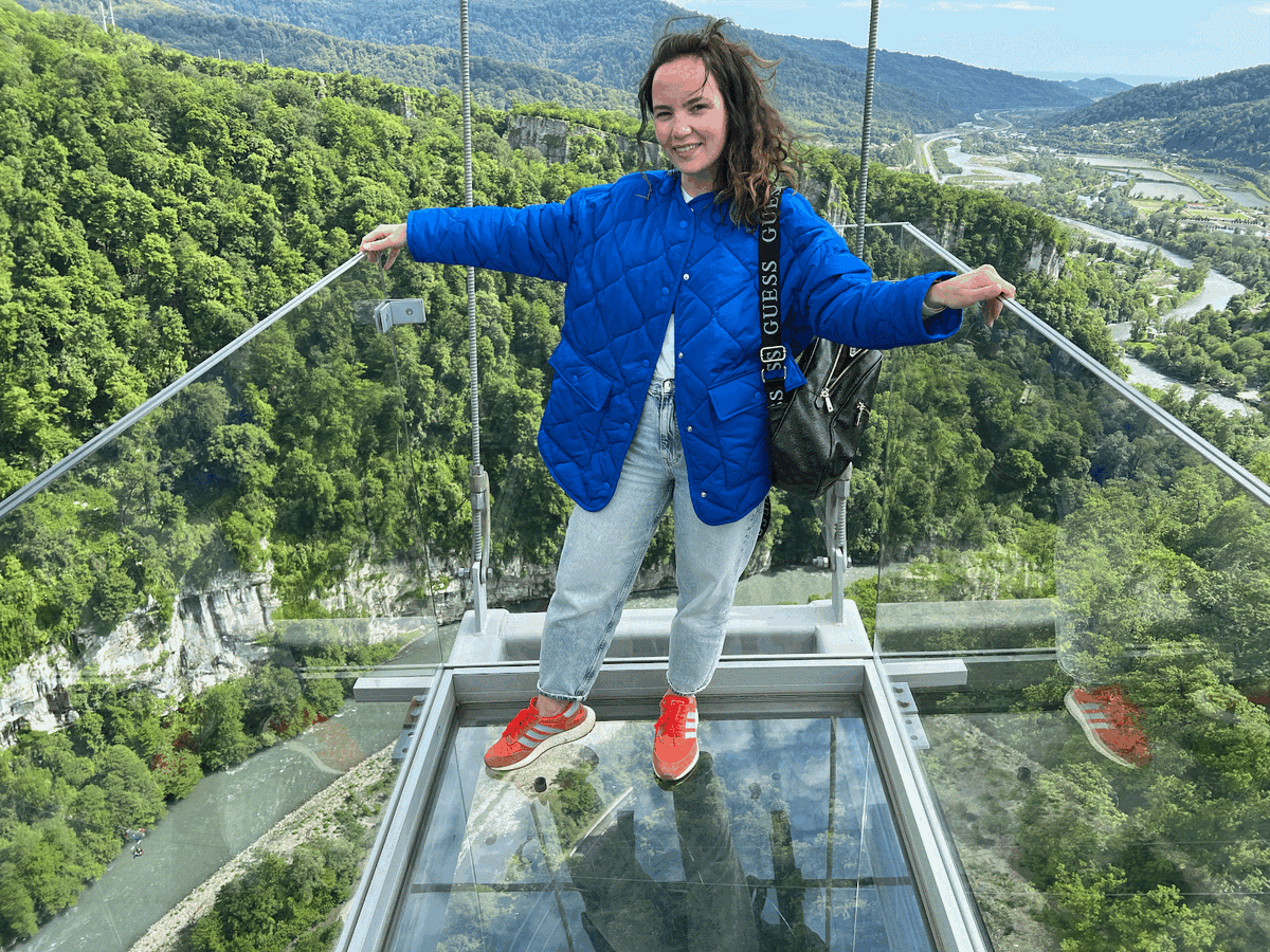 Есть вот такой мост со стеклянным полом. А под тобой – ущелье!