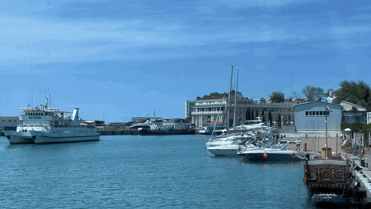 Это вид из кофейни, прямо на причал!