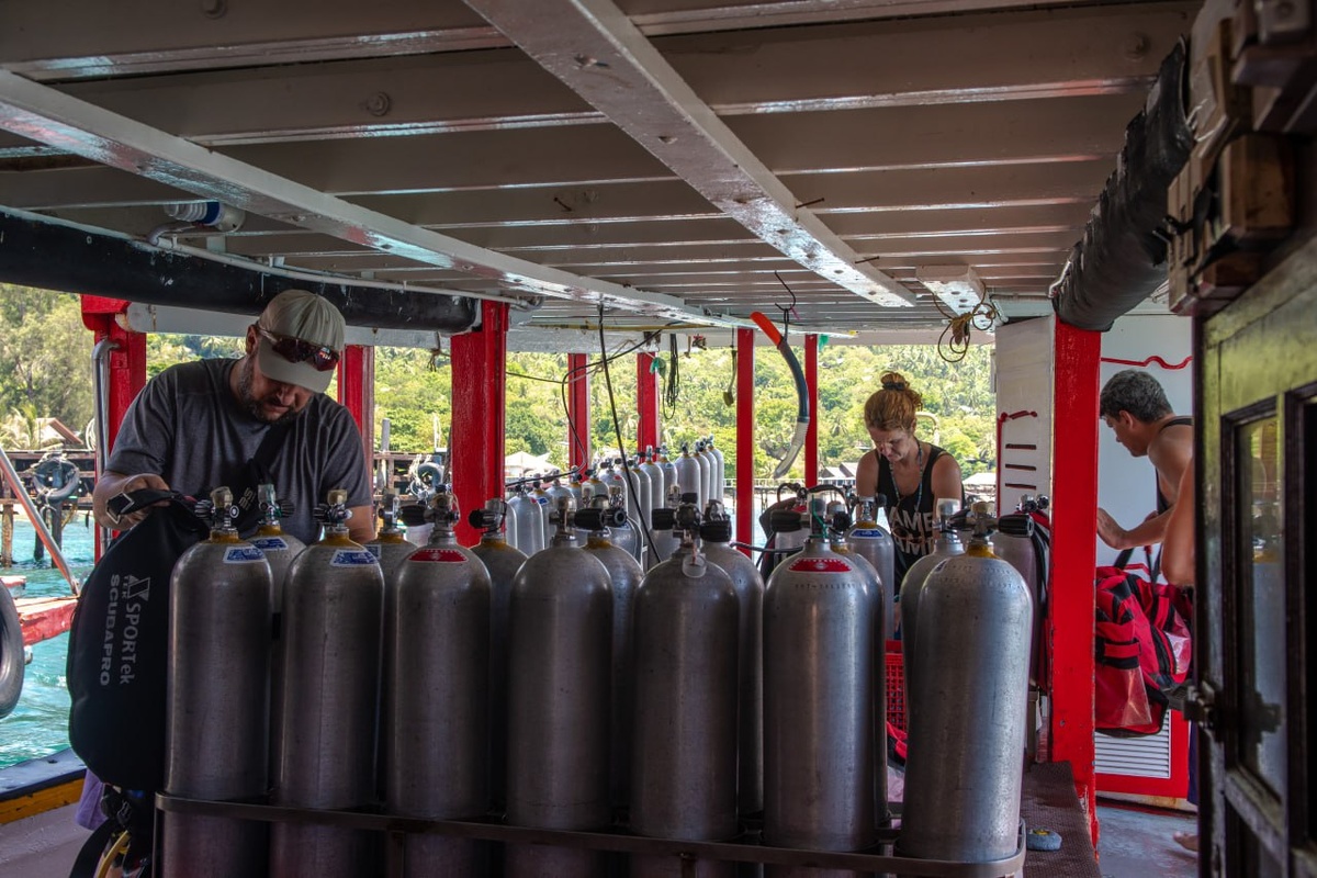Стандартные баллоны для дайвинга на дайверской лодке