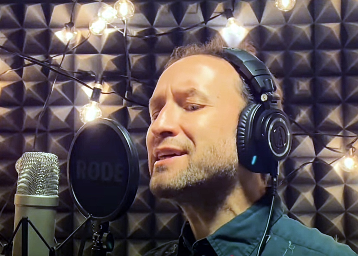 Скрин из клипа Snowman (Sia cover)