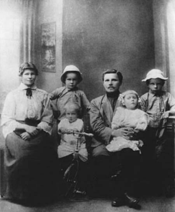 Семья Твардовских (слева направо): Мария Митрофановна, Александр, Иван (на велосипеде), Трифон Гордеевич с дочерью Анной, Константин. 1916 год. Фото: журнал «Родина»