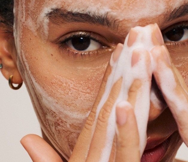 Как правильно очищать кожу: гидрофильное масло, гель, пенка — что выбрать