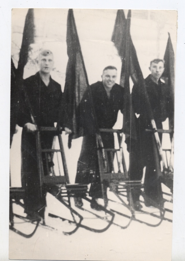 Участники агитационного пробега по районам области на финских санях, среди инициаторов пробега – Борис Локтев (в центре)