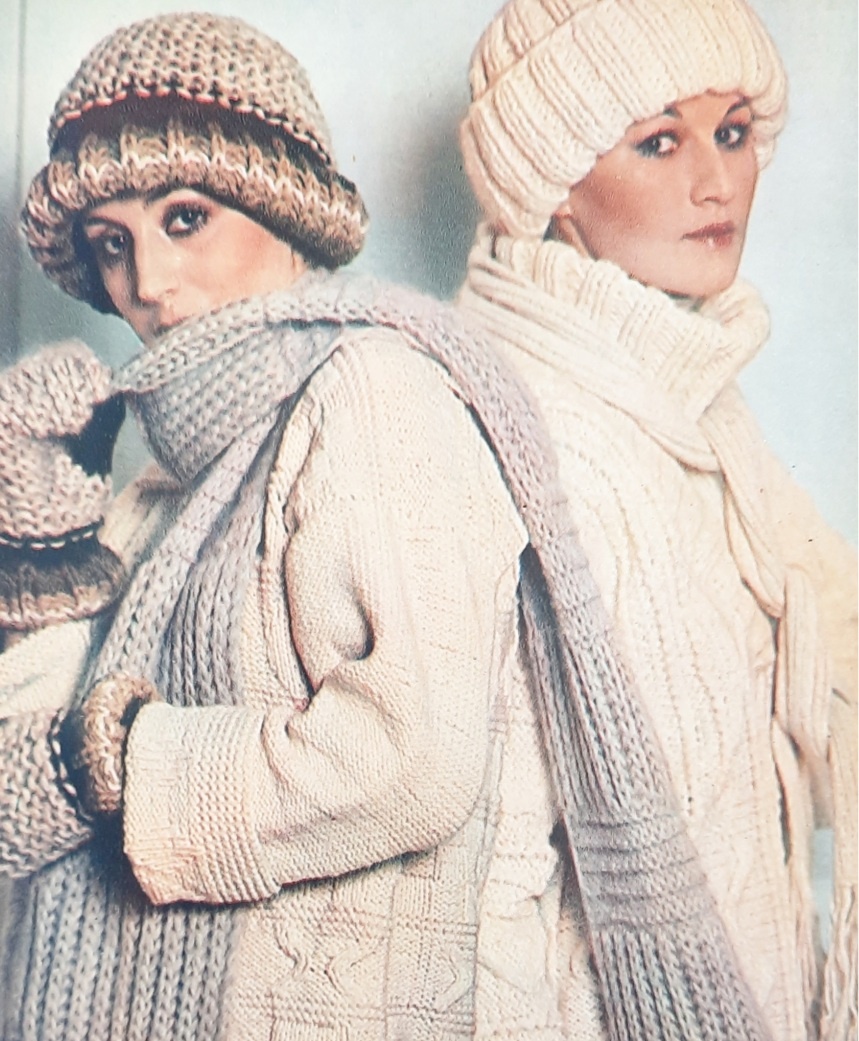 ШАПОЧКА И МАНИШКА. ШЕРСТИ: 100г белого мохера(1нить) и 280г белой пряжи N10/2(1 нить). Для ШАПОЧКИ (200г) наберите 74п., свяжите 29см рез.2×2 и убавьте: 1р.(лиц)- свяжите вместе каждую пару изн.п этого ряда изнаночной. 2р.и все четные р.- по рисунку. 3р.- вяжите вместе каждую пару омцевых петель лицевой. 5р.-по 2п.вм.лиц..7р.- 2вм.лиц.1накид и т.д.8р.- все петли ряда нанижите на нить, а накиды сбросьте. Подтяните петли наверх(они стали длинными за счет сброшенных накидов), туго стяните их и этой же нитью сшейте шапочку. Для МАНИШКИ (180г) наберите 58 п.и свяжите по кругу 24см рез 2×2- воротник. Далее вязанье разделите на 4 равные части, отметьте цв.нитью по 1п.межлу частямии через каждый ряд прибавляйте пр 1п.по обе стороны от отметок, пока не свяжите 15-20см. Петли закройте.