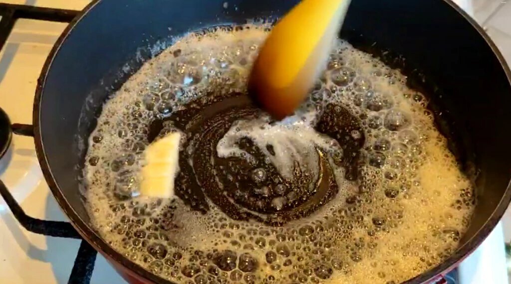 в сковороде растопить сливочное масло