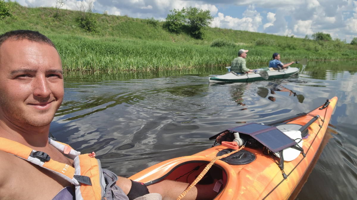 Идем к Твери, обмениваясь опытом. Река большая, а разговоры скрашивают путь.
