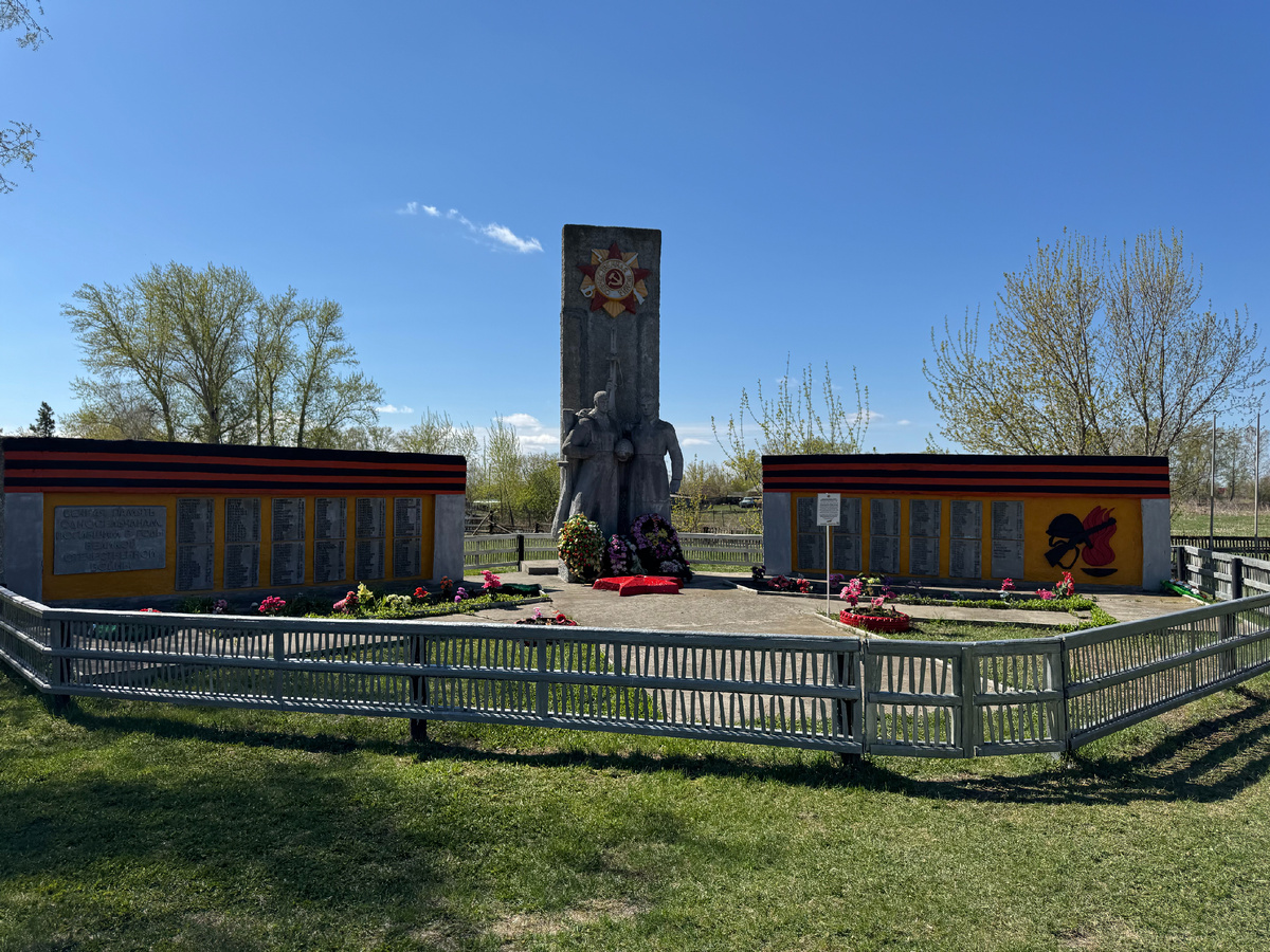 "Нет в России семьи такой, где б не памятен был свой герой". Мемориал для не вернувшегося из боя стрелкового батальона численностью в 351 человек односельчан в родном селе автора... Фото начала мая 2025 года.