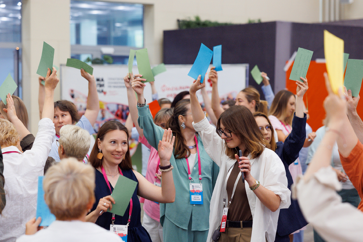 Знакомство участников на конференции по фасилитации "Малина"