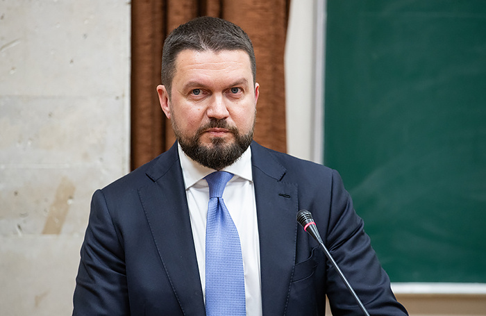    Cтарший вице-президент Банка ВТБ (ПАО), руководитель Департамента по работе с клиентами рыночных отраслей.МГИМО / МБ