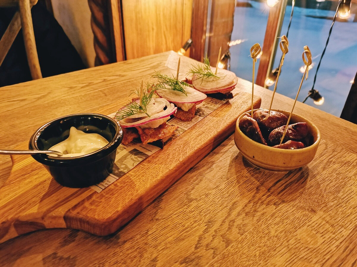 Традиционные русские закуски: сельдь на гренках и солёные сливы. Предупреждаю: второе блюдо — на любителя