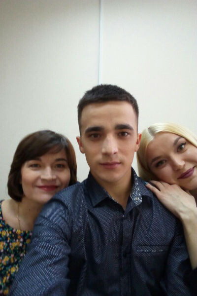 Сергей Семенов с мамой и сестрой. Фото: СтарХит