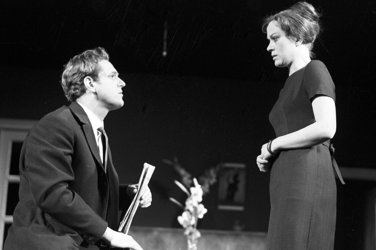 Сцена из спектакля «Затейник» по пьесе Виктора Розова. Леонид Марков — Валентин Селищев, Валентина Талызина — Селищева. Московский театр имени Моссовета, 1966 год    📷