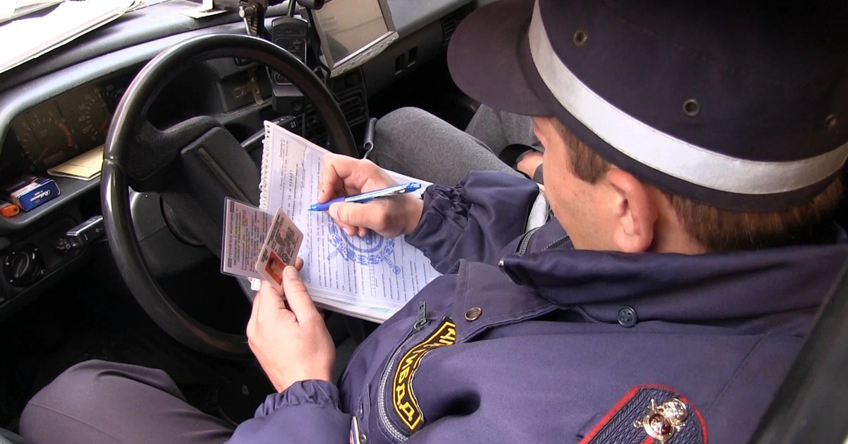 Инспектор гибдд выписывает протокол / Источник - pikabu.ru