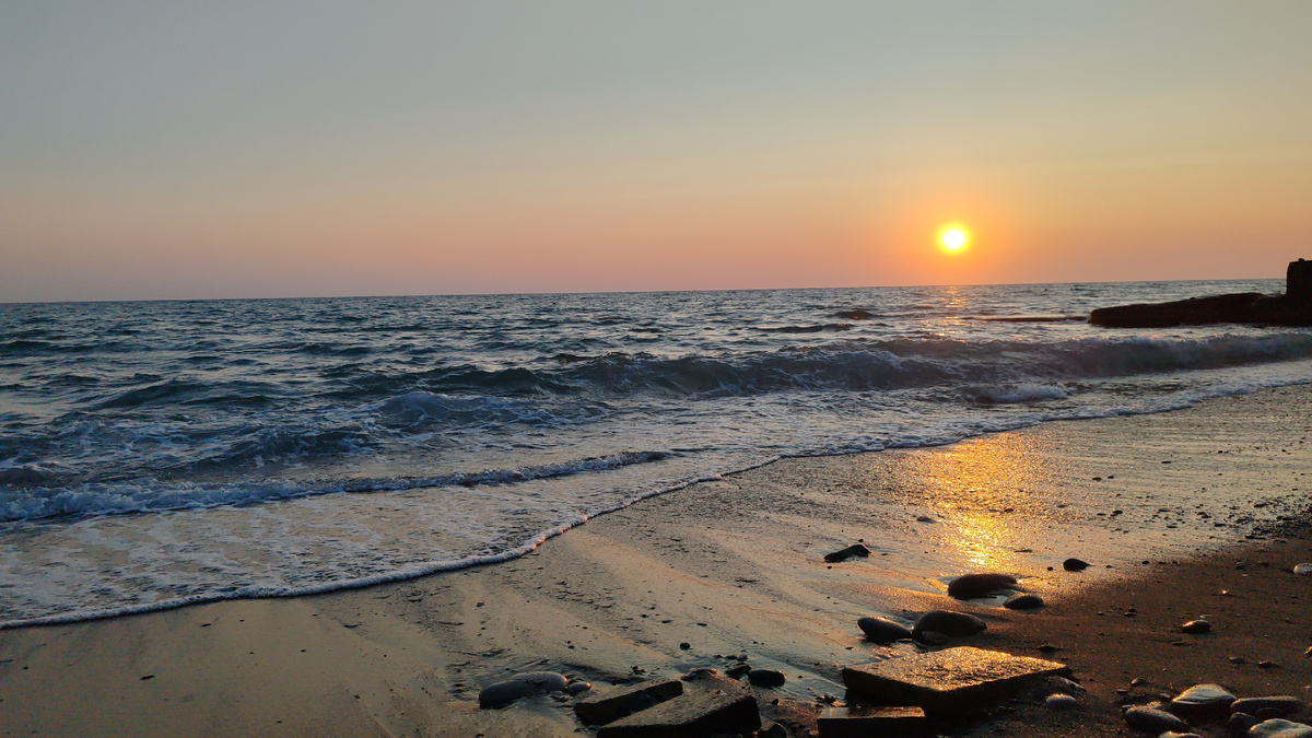 Закат на пляже Чайка