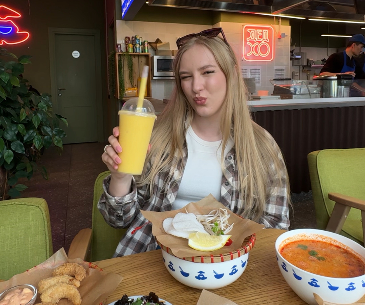 Сетевое азиатское кафе с сотрудниками из Вьетнама