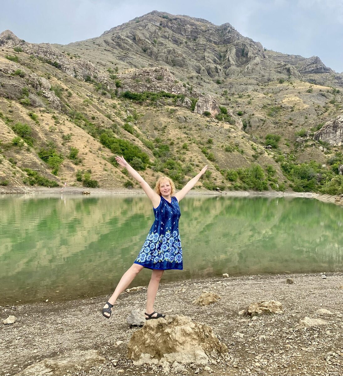 С этого ракурса озеро кажется лужицей, но оно глубокое - 6 метров в середине лета (и засухи)