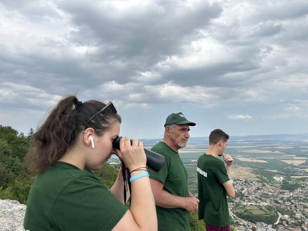 Это сотрудники зоопарка Варны - Михаил Василев ветврач, Георги Тодоров  зоотехник и зоолог Пламена Каразутева