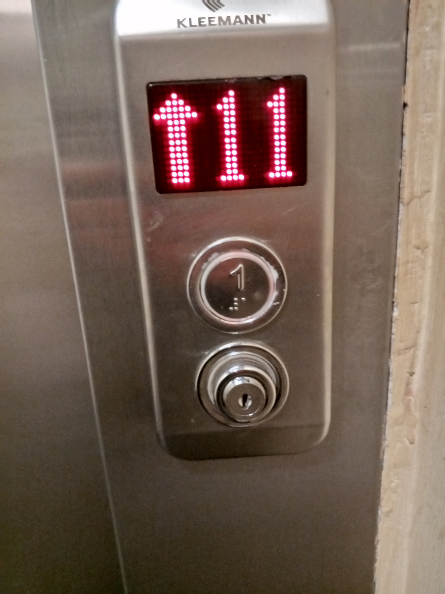 Лифт в местро вверх. А Вы говорили "Седьмое небо!..."