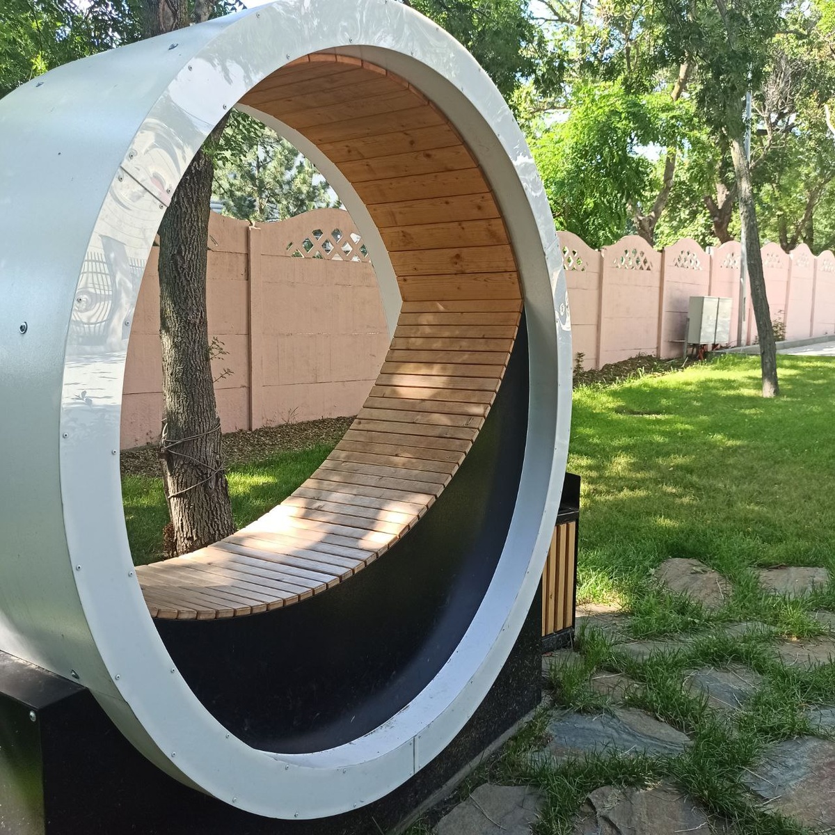 Лавочка-лежак необычной формы. За забором - "Черноморская здравница Кабардинка".