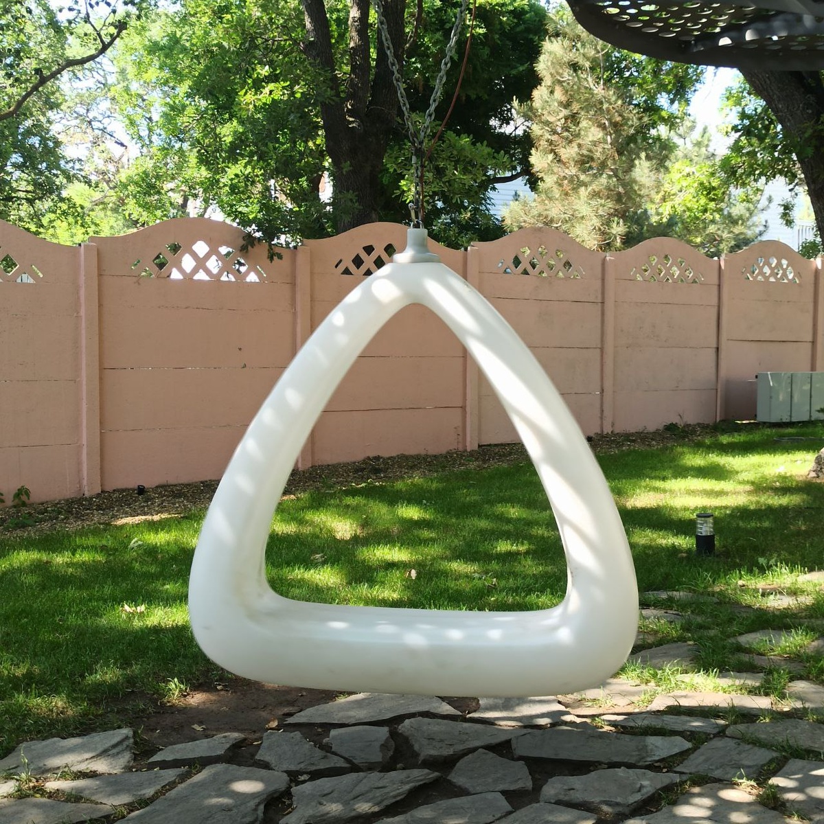 Чаще всего такие качели круглой формы, но здесь они в форме треугольника.