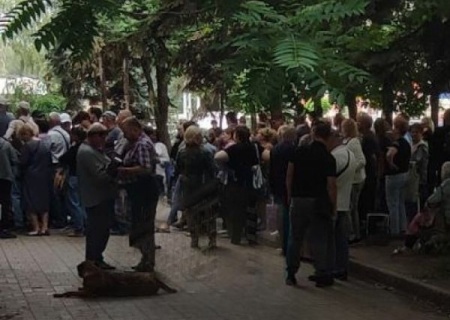    В ДНР огромные очереди в офисы мобильного оператора «Феникс». Пушилин, не решив проблем, уехал в Санкт-Петербург на форум