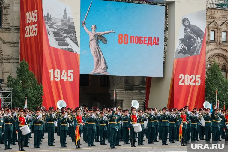 Композиция посвящена 80-летию Великой Победы и подвигам березниковцев в годы войны
Фото: Роман Наумов © URA.RU