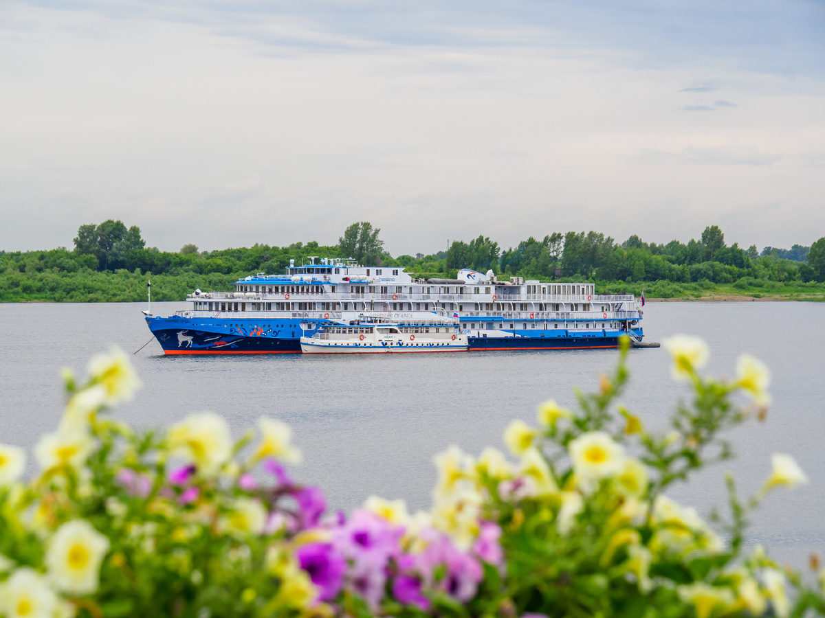 Теплоход "Северная Сказка" в Томске
