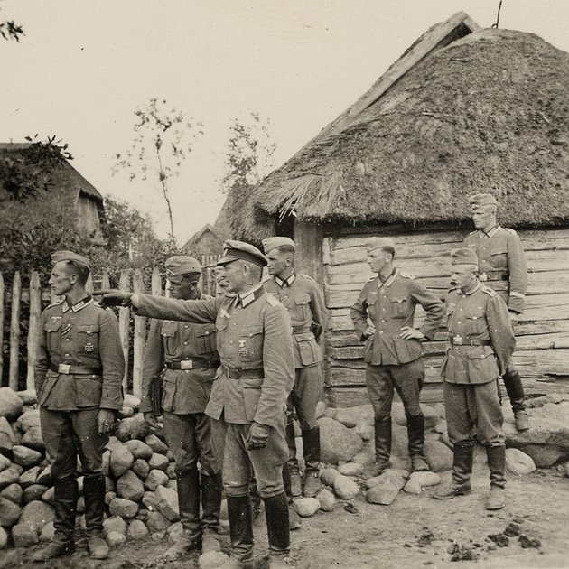 Немецкий офицер с солдатами в оккупированной русской деревни, август 1941 года. фото из rg.ru