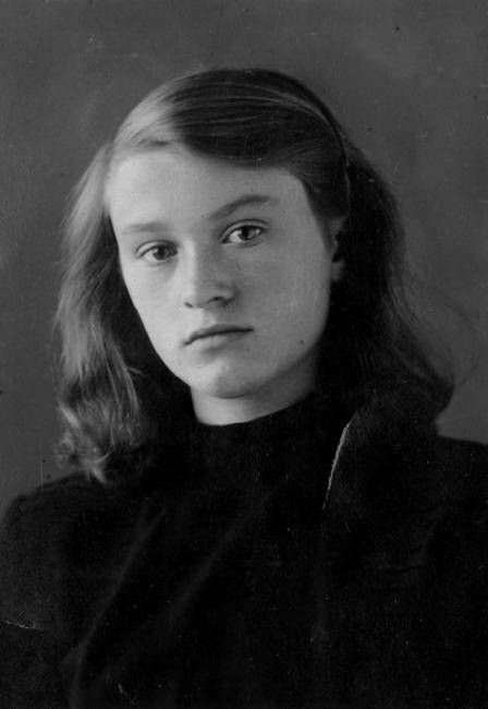 Талызина в юности Источник https://i.pinimg.com/736x/fb/d1/b3/fbd1b3b054ee86f133dcfba559af4da1.jpg