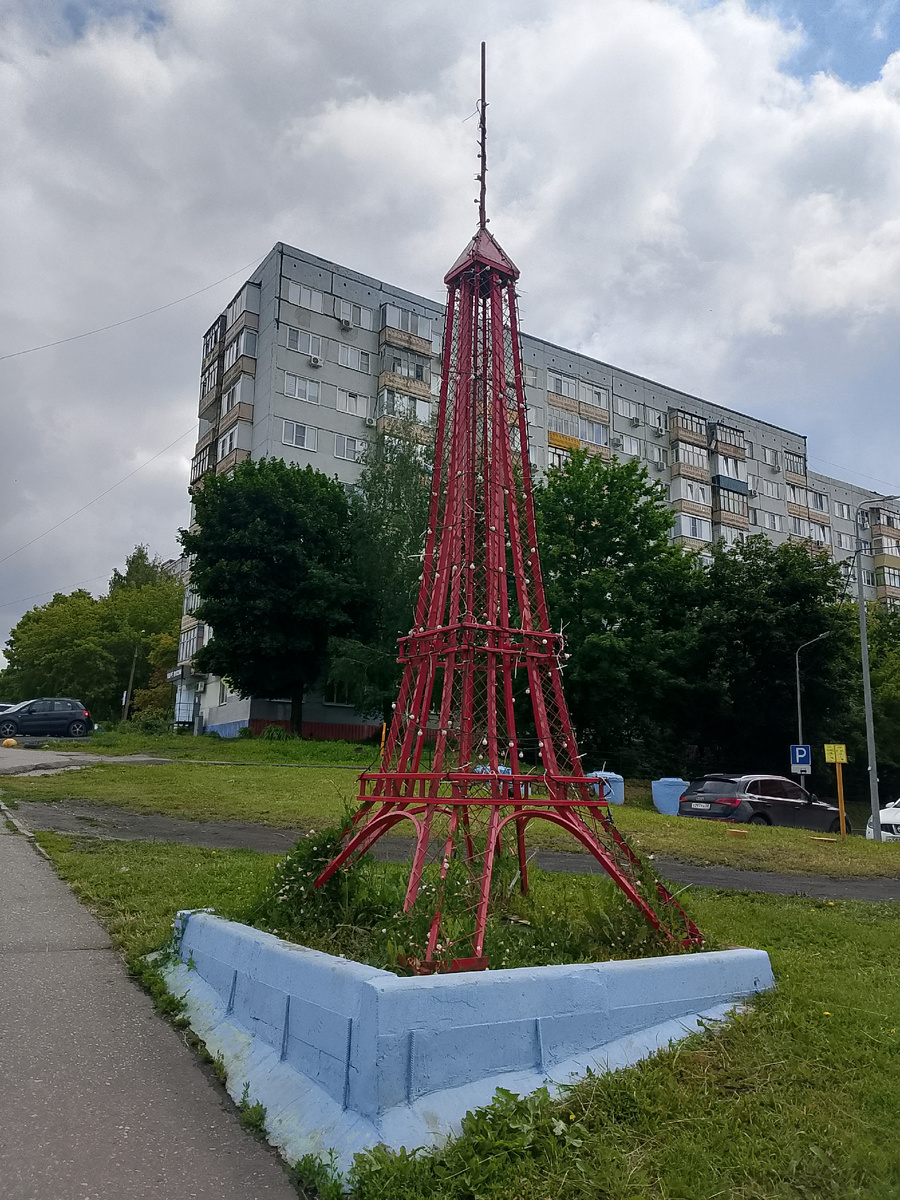 ПЕНЗАнская башенка. Хотя не совсем то, поскольку она изображает собой Эйфелеву башню, а не Пизанскую. 