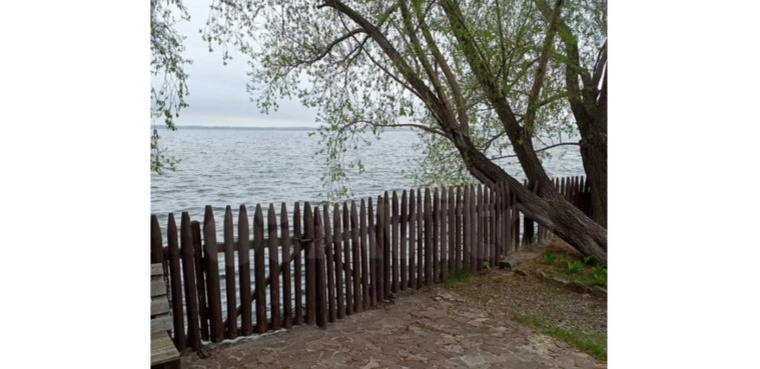 Коттедж расположен у озера на первой линии
сайт «Avito»