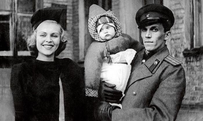 Елена Метёлкина с родителями. / Фото: www.waralbum.ru