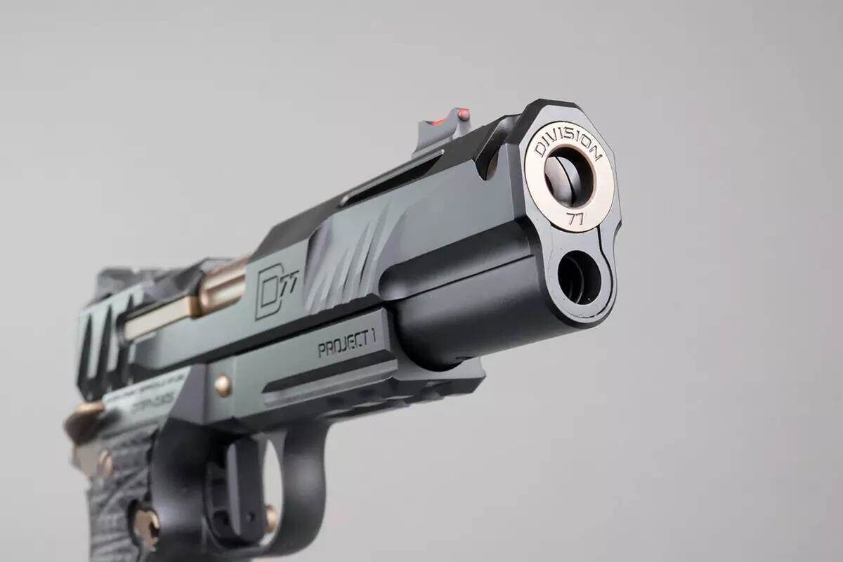 Передняя часть затвора оснащена выемкой и зазубринами. Конструкция РПГ позволяет снять разборную направляющую без необходимости ее полной разборки.