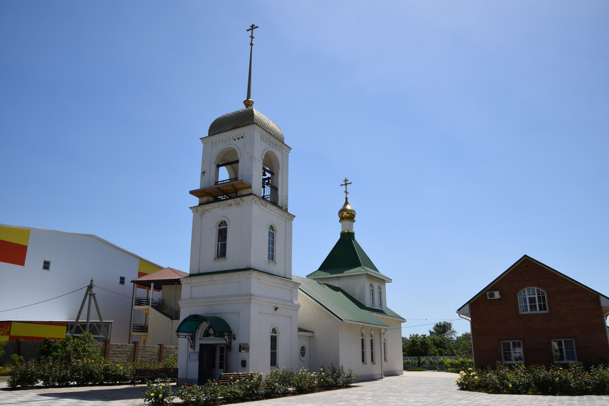 В окрестных можно посетить различные природные и исторические достопримечательности, такие как Темрюк, а также побывать на Керченском полуострове.