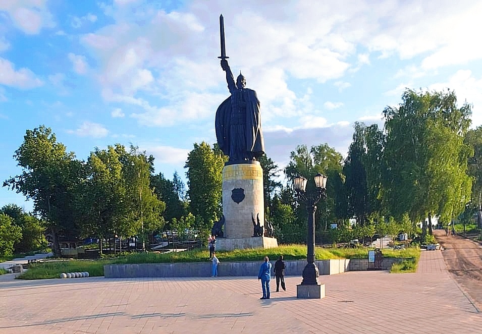 Илья Муромец во всей красе своей богатырской стати. Фото папы Карины, который исполнил свою мечту: проплыл вчера, 21 июня 25 года, 5 км по р. Оке.