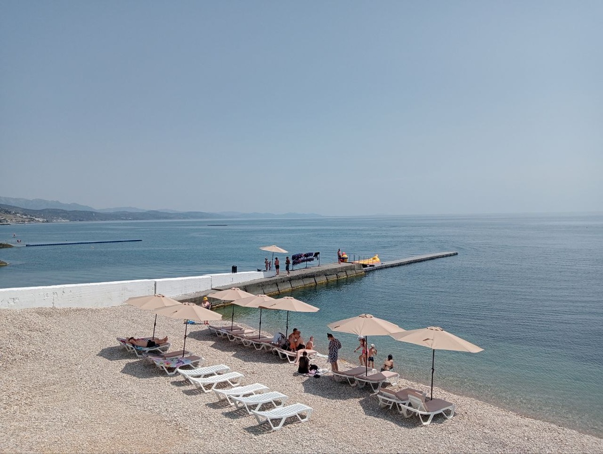 Людей не много, но вода и побережье чистые