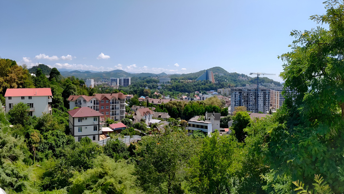 Согласно наиболее распространённой версии, название «Дагомыс» происходит от адыгейских слов «тыге» — «солнце» и «мыпс» — «не светит», что дословно переводится как «место, где не светит солнце». Фото: Игорь Капустин / Яндекс Карты