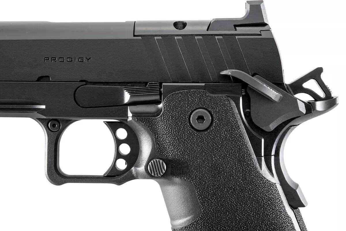 Управление пистолетом будет интуитивно понятно любому стрелку, знакомому с моделью 1911. В отличие от оригинального полноразмерного Prodigy, у версии 3.5 Compact укороченный хвостовик и измененная форма курка, что улучшает скрытность оружия.