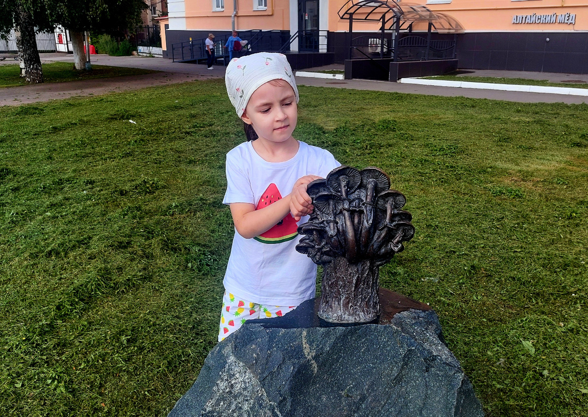 "В Рязани грибы с глазами, их едят, а они глядят"