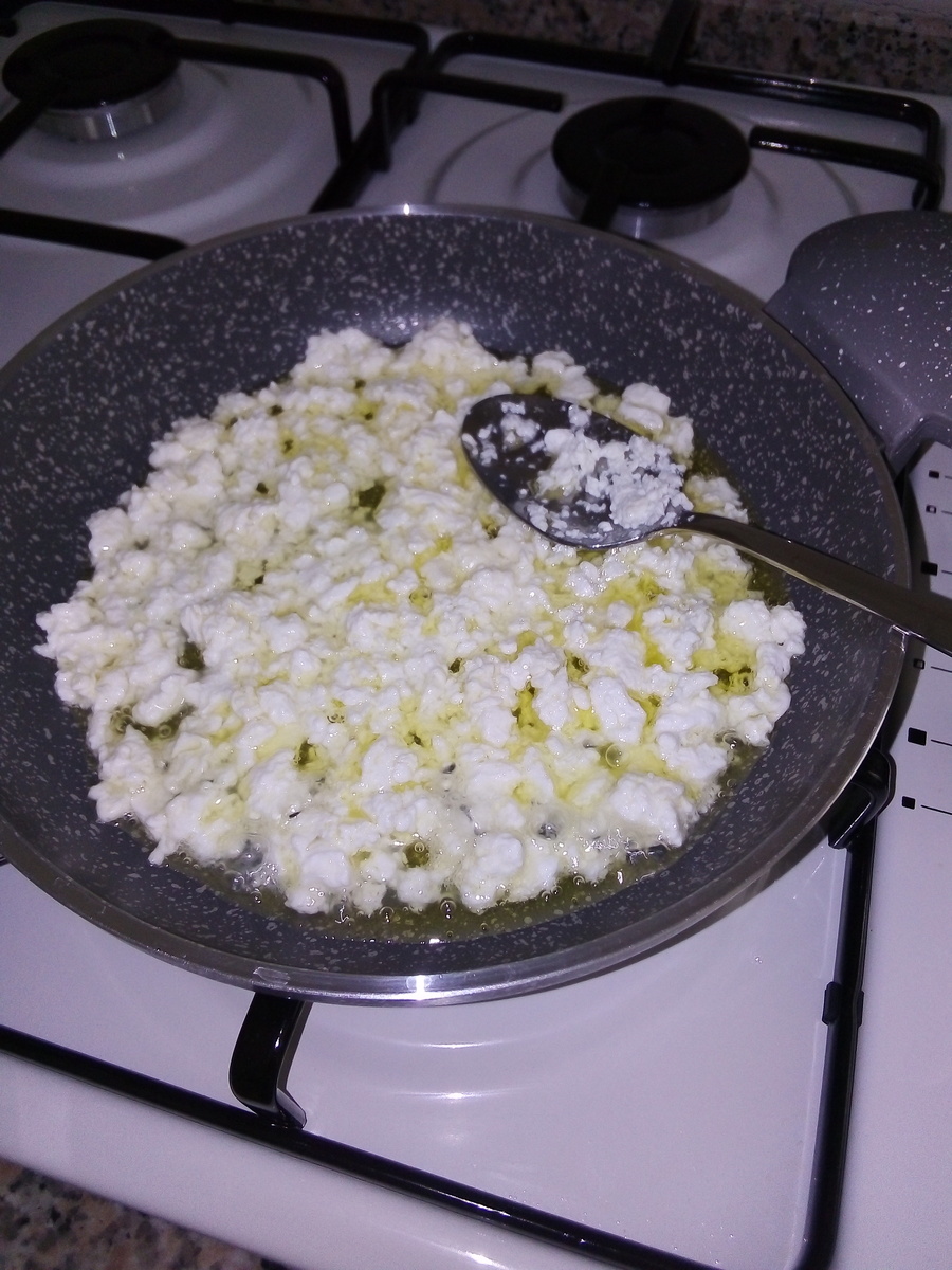 Творог заполнил дно сковороды 