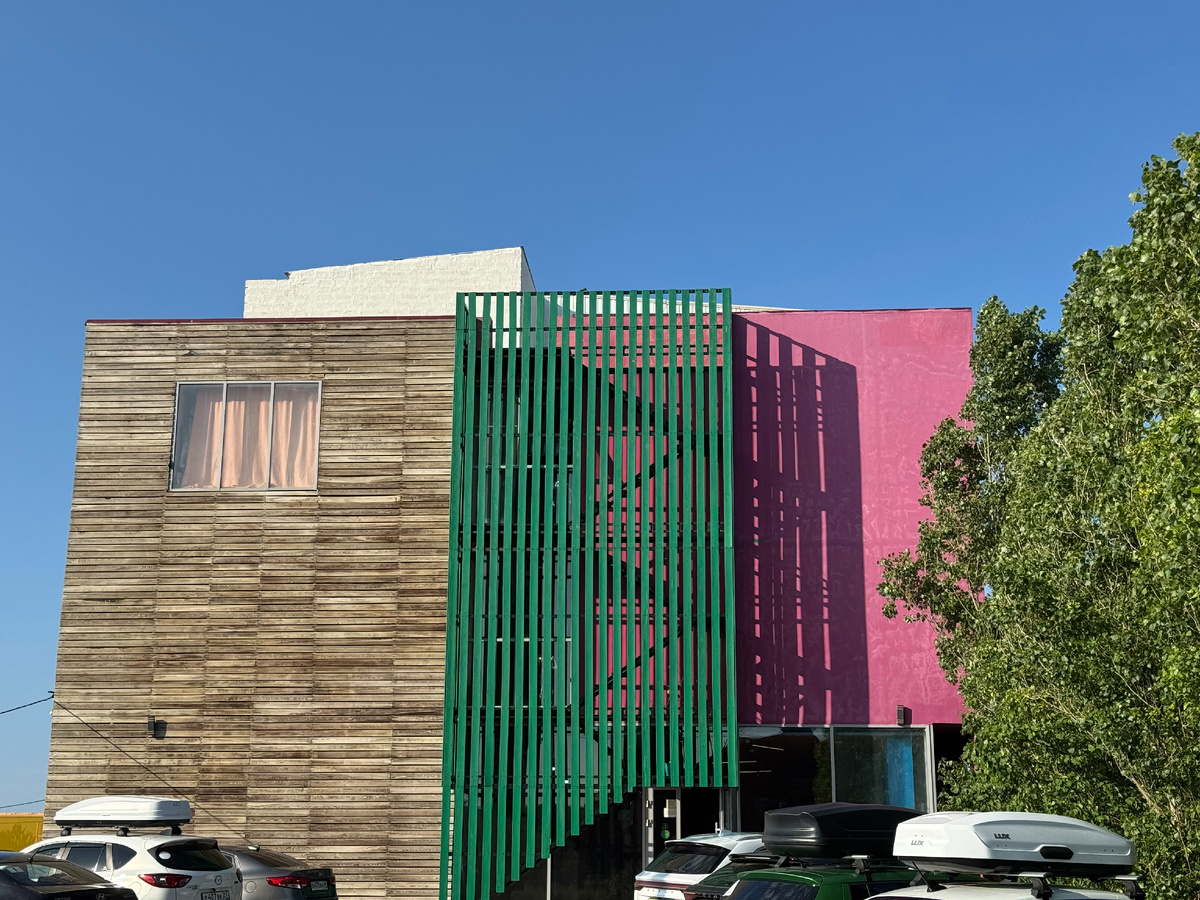 У отеля есть небольшая стоянка для машин... Фото автора