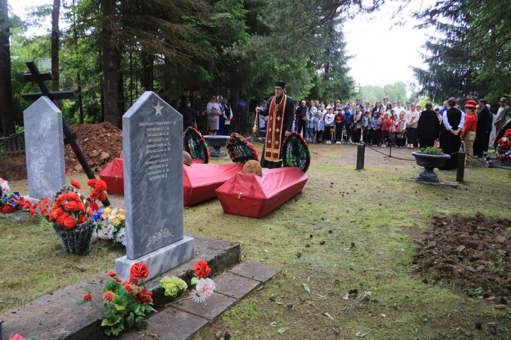Останки 30 советских солдат перезахоронили в Кунье
Фото: из Telegram-канала главы Куньинского района Олега Лебедева