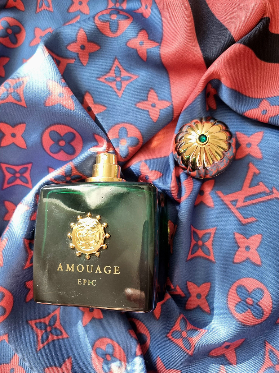 Верхние ноты: Тмин, Корица, Розовый Олеандр, 
Средние ноты: Дамасская роза, Чай, Герань, Жасмин, 
База: Уд, Олибанум, Пачули, Амбра, Сандал, Гваяк, Ваниль, Корень ириса, Мускус