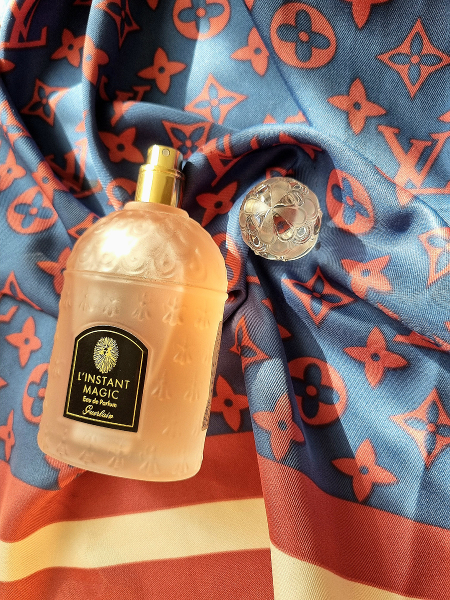 Верхние ноты: Анис Бергамот, Лимон
Средние ноты: Фиалка, Мимоза, Роза, Фрезия, Гвоздика
База: Миндаль, Ирис, Ваниль, Белый мускус, Сандал, Кедр